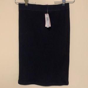 Black stretchy pencil skirt - small